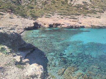 Vue sur l'eau turquoie et limpide de la Cala Figuera