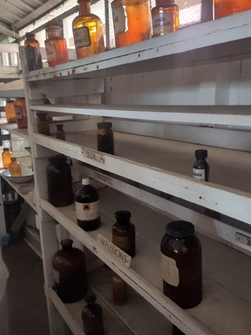 Vue à l'intérieur de la pharmacie de l'hopital Albert Schweitzer