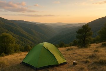Vue d'une tente dans un bivouad en montagne