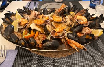 Plat de pallea dans un restaurant à Port de Pollença