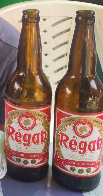 Deux bouteilles de la bière gabonaise Régab