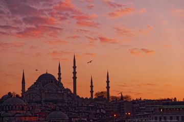 Coucher de soleil envoûtant illuminant les toits d'Istanbul en Turquie