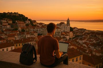 Vue de dos d'un digital Nomad à Lisbonne, avec son sac à dos et son ordinateur
