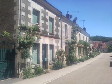 Rue avec des roses dans le village de Chédigny