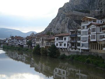 Vue sur Amasya, entre falaise et rivière