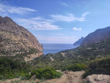 Vue d'en haut sur la plage de la cala Bóquer près de Pollença à Majorque