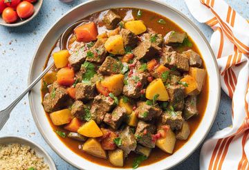 Gros plan sur un plat de goulash hongrois
