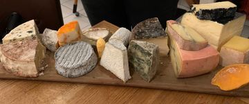 Photos d'un plateau de fromages dans un restaurant à Tours