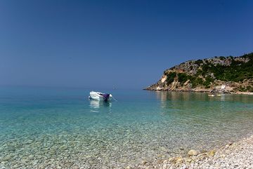Vue sur la mer à Himare en Albanie avec un bateau sur l'eau