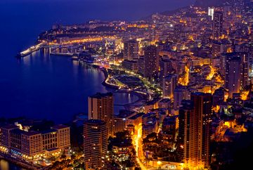 Vue sur Monaco de nuit, juste après le coucher du soleil