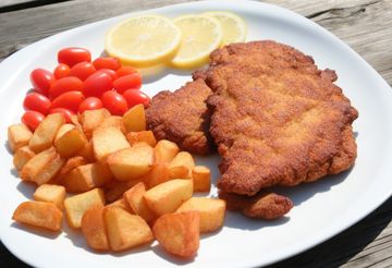 Gros plan sur une assiette de Rántott hús