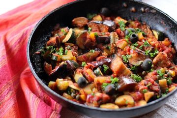 Gros plan sur un plat de Caponata sicilienne