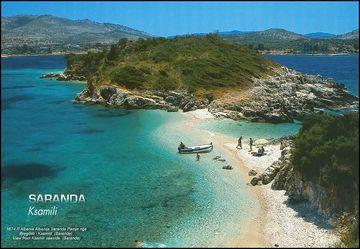 Vue sur la plage de Ksamil avec l'eau bleu et la forêt verte
