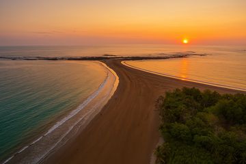 Vue aérienne d'un coucher de Soleil sur la plage au Costa Rica