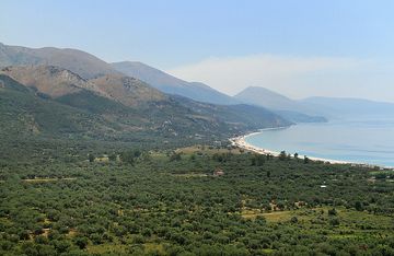 Vue sur la forêt, la montagne et la plage à Borsh en Albanie