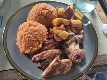 Plats gabonais de alloco, poulet et riz