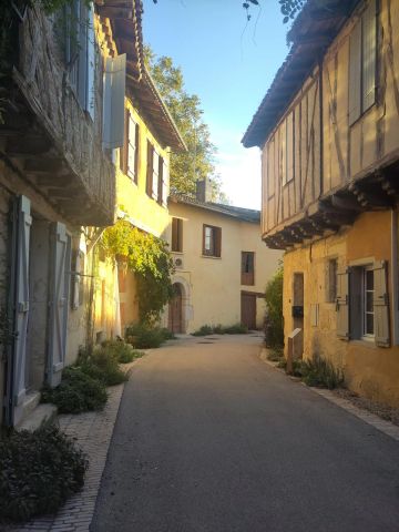 Sarrant, village de pierre blonde