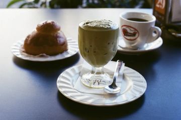Granita et brioche dans un café sicilien