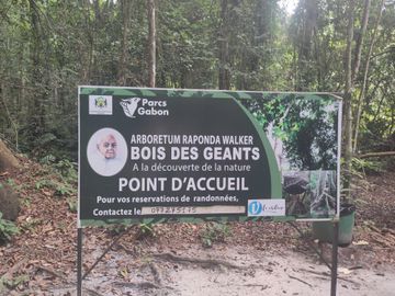 Panneau à l'entrée du bois des géants Raponda Walker