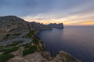 Vue d'un coucher de soleil au cap formentor